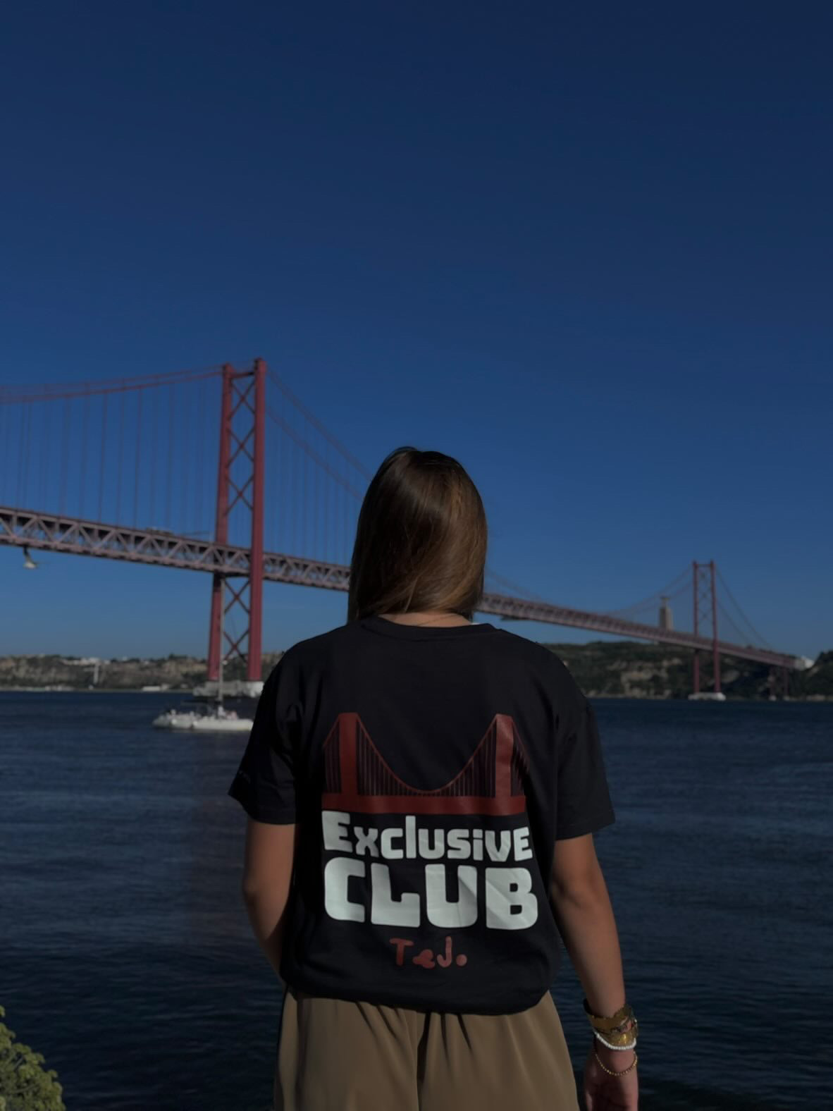 Fitted cut of the Exclusive Club tee, back view with the bridge graphic.